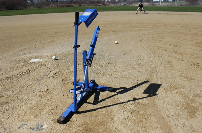 Louisville Slugger Blue Flame Pitching Machine L60111